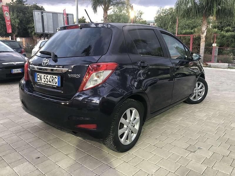 Usata Toyota Yaris Lounge 99 CV (72 kW) 2013 Lilla Berlina