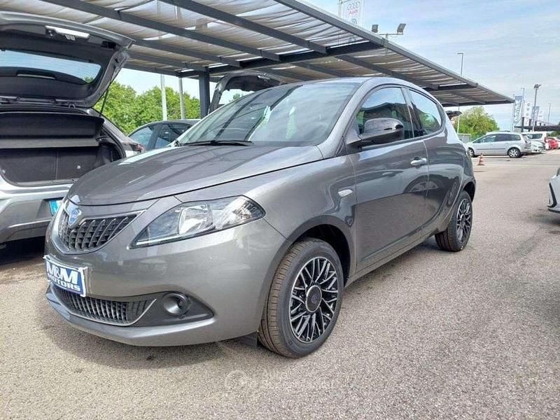 Usata Lancia Ypsilon Gold 69 CV (50 kW) 2024 Grigio scuro Utilitaria