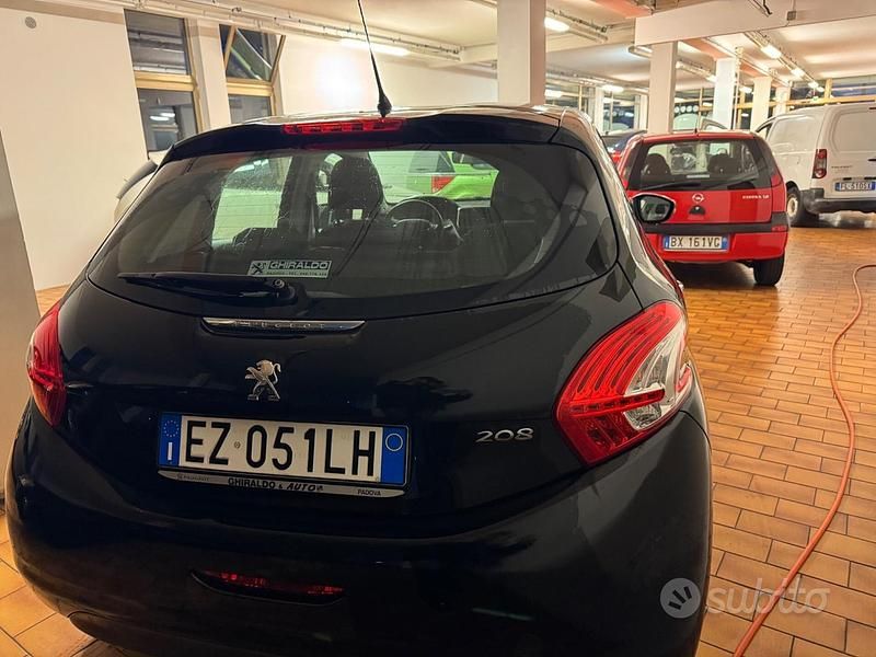 Usata Peugeot 208 68 CV (50 kW) 2015 Nero Utilitaria