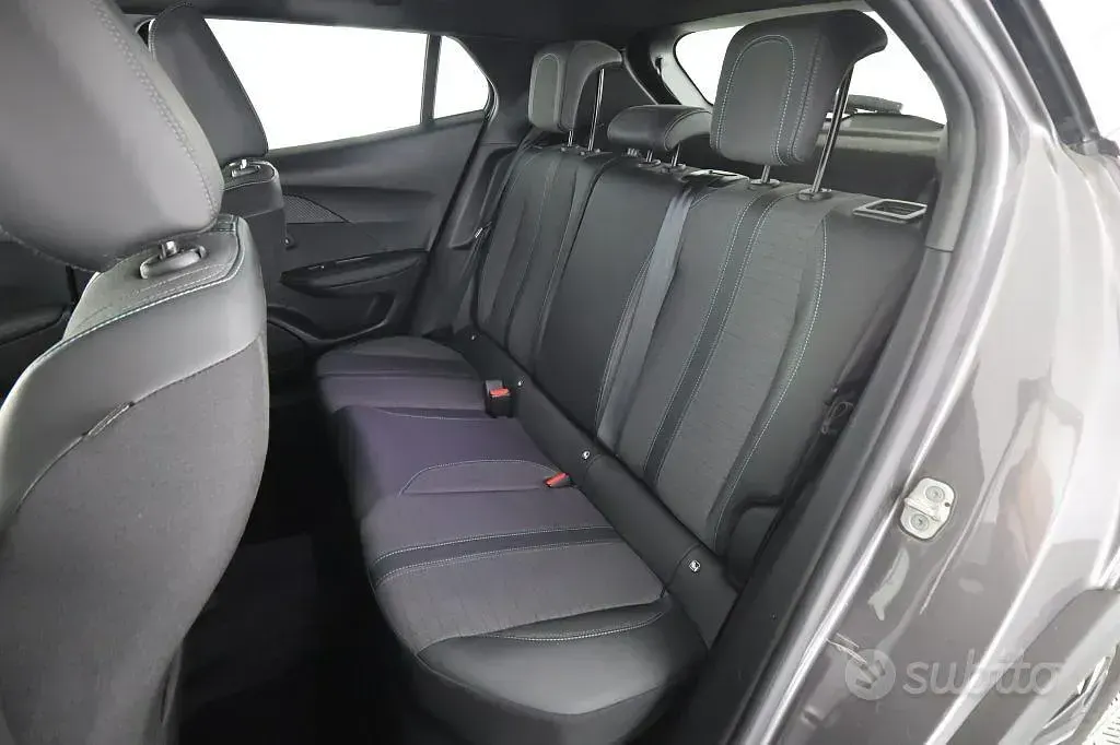 Usata Peugeot 2008 Allure 131 CV (96 kW) 2023 Grigio artense SUV