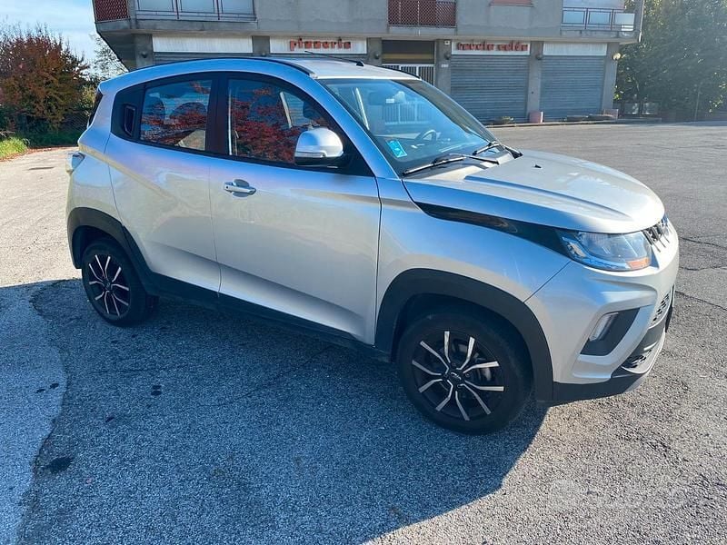Usata Mahindra KUV100 87 CV (63 kW) 2023 Grigio SUV