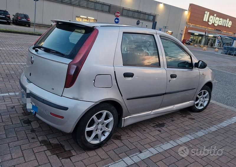 Usado Fiat Punto 60 CV (44 kW) 2001 Gris Utilitario