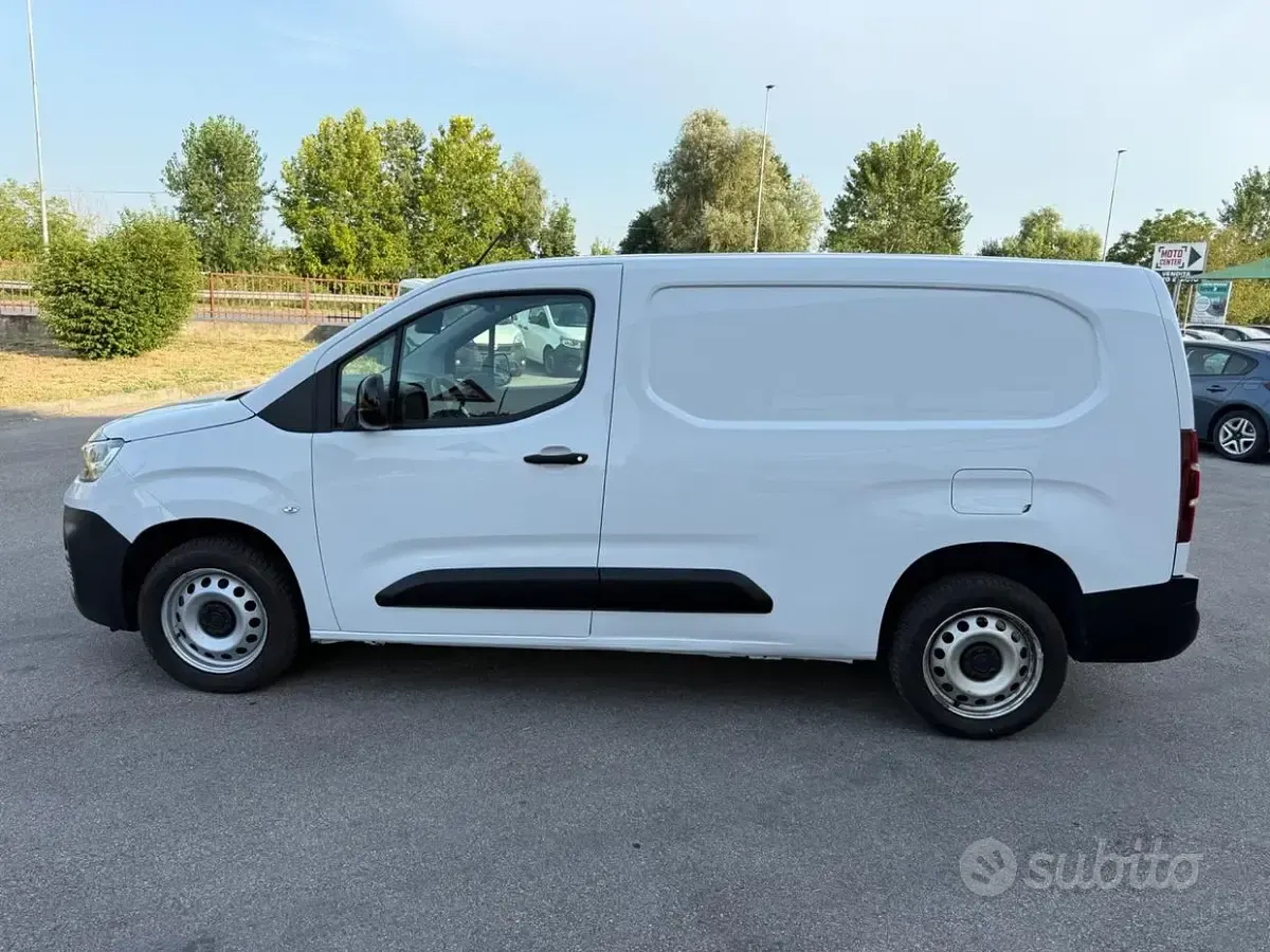 Usata Fiat Doblò 131 CV (96 kW) 2023 Bianco Monovolume