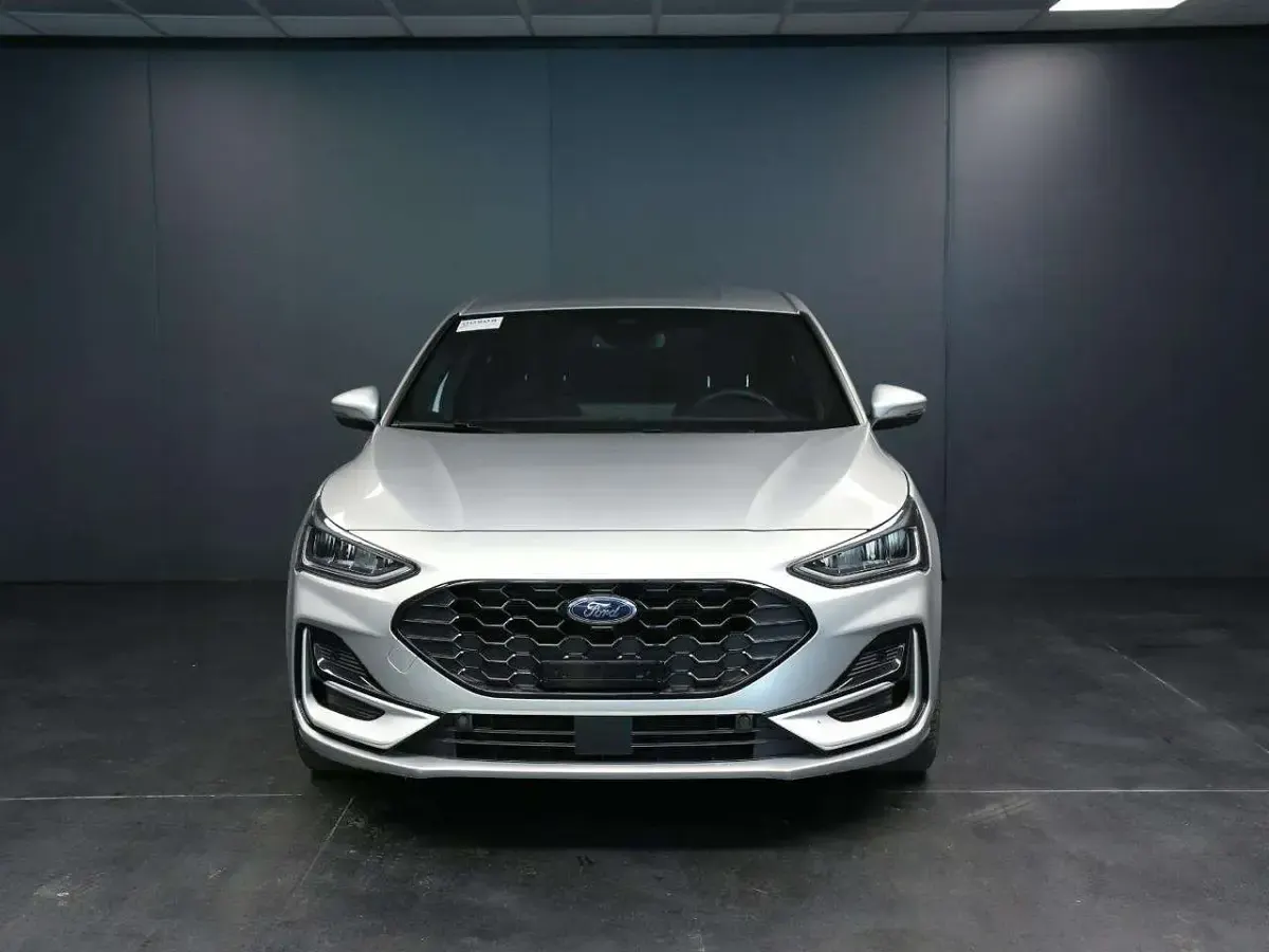 Usata Ford Focus ST-Line 116 CV (85 kW) 2025 Argento Berlina
