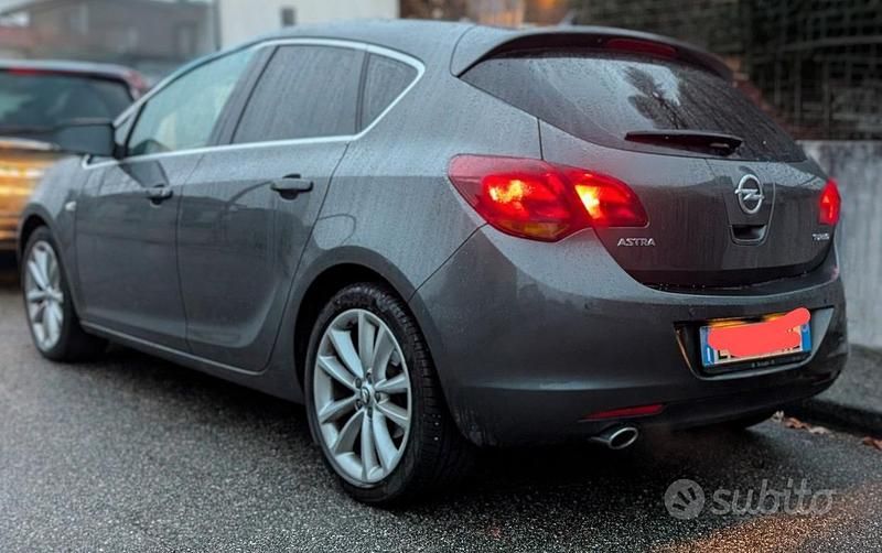 Usata Opel Astra 140 CV (102 kW) 2012 Grigio Berlina