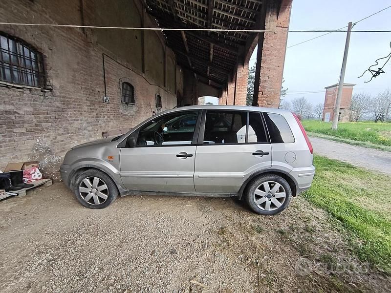 Usata Ford Fusion 68 CV (50 kW) 2005 Utilitaria