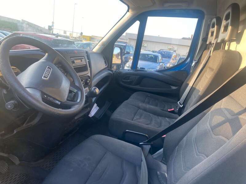 Usata Iveco Daily 126 CV (92 kW) 2017 Blu/azzurro Furgone