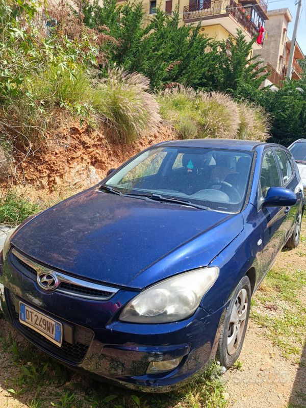 Blu Usata 2010 Hyundai i30 Due volumi | 3300 € (Buon prezzo) - Immagine 1/4