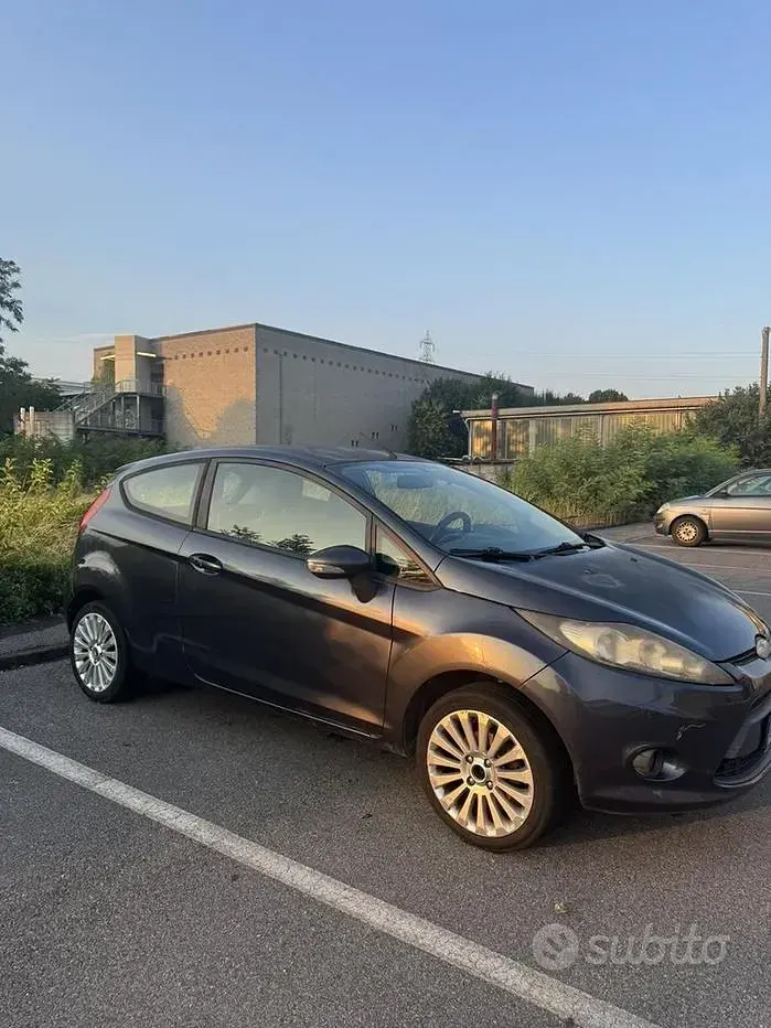 Usata Ford Fiesta 97 CV (71 kW) 2010 Marrone Berlina