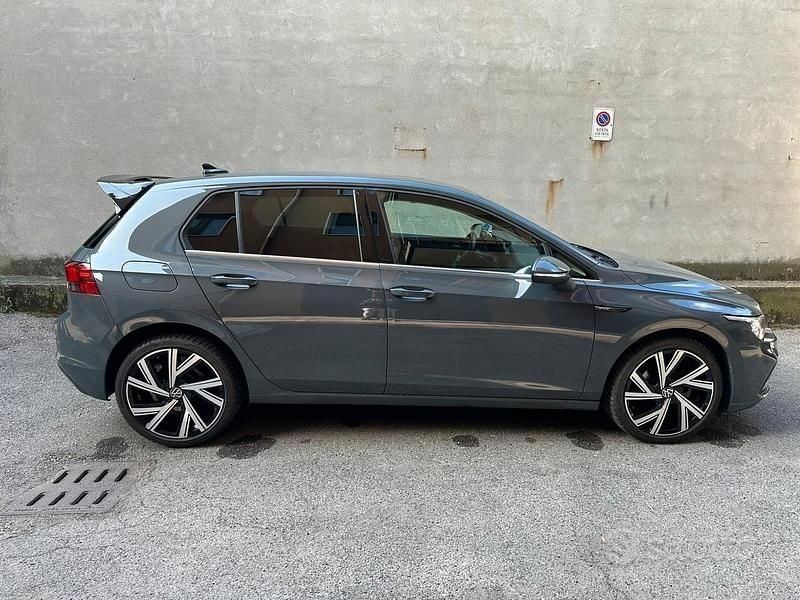 Usata VW Golf VII 131 CV (96 kW) 2021 Grigio Utilitaria