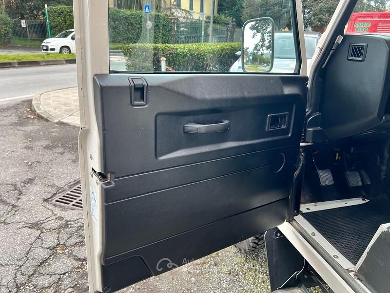 Usata Land Rover Defender S 122 CV (89 kW) 2009 Bianco Pick-up