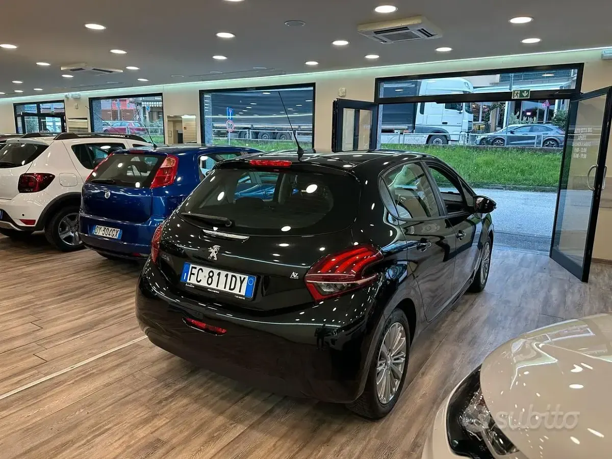Usata Peugeot 208 Allure 82 CV (60 kW) 2016 Nero Utilitaria