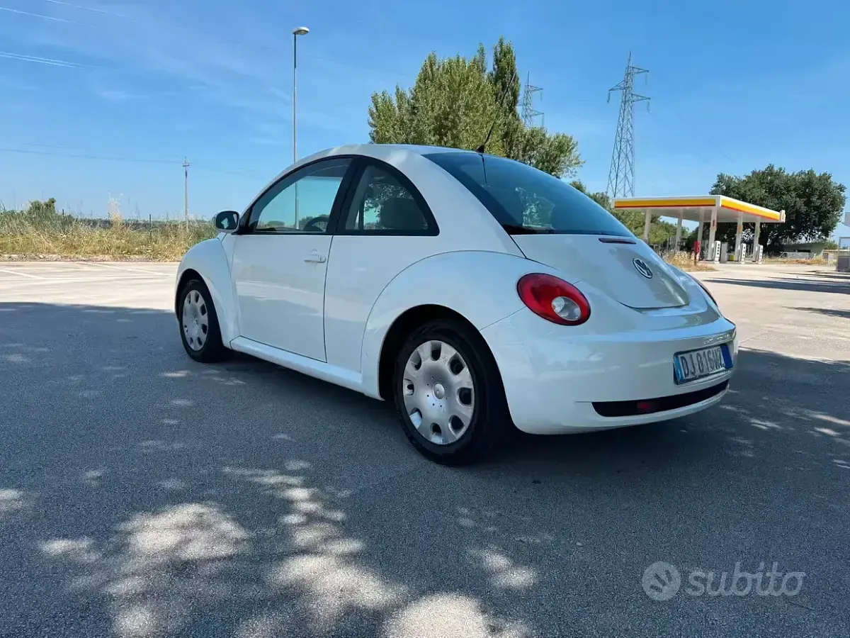 Usata VW New Beetle 102 CV (75 kW) 2007 Bianco Utilitaria