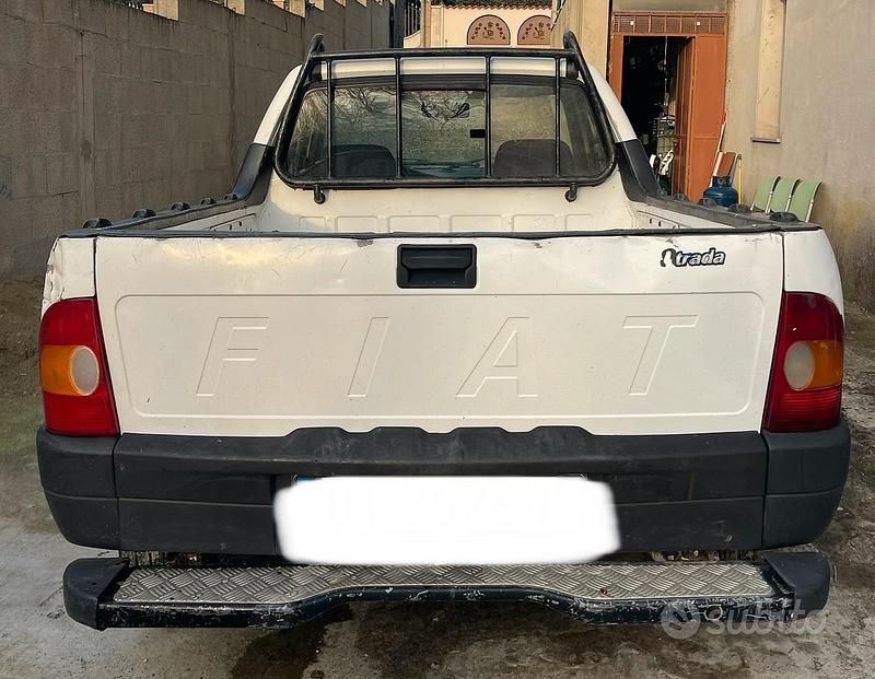 Usata Fiat Strada 63 CV (46 kW) 2001 Bianco Pick-up