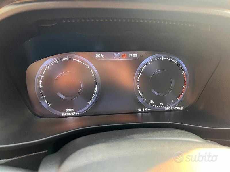 Usata Volvo XC40 129 CV (94 kW) 2021 Nero SUV