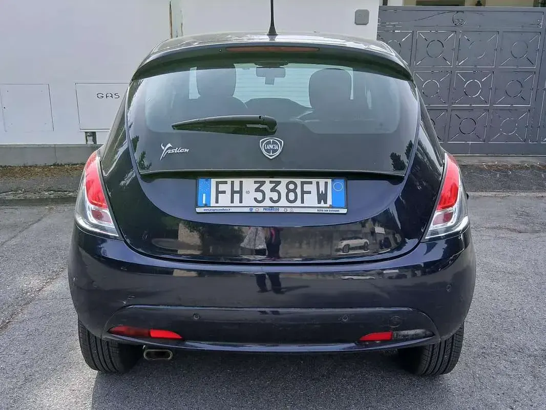 Usata Lancia Ypsilon Gold 69 CV (50 kW) 2017 Nero Utilitaria