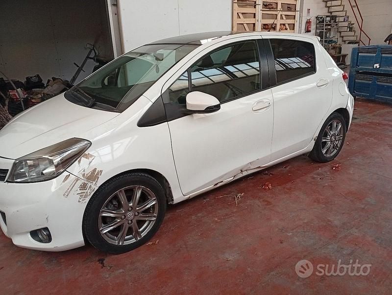 Usata Toyota Yaris 90 CV (66 kW) 2012 Utilitaria