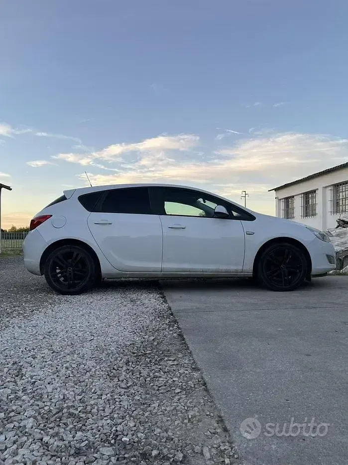 Usata Opel Astra 95 CV (69 kW) 2011 Bianco Berlina