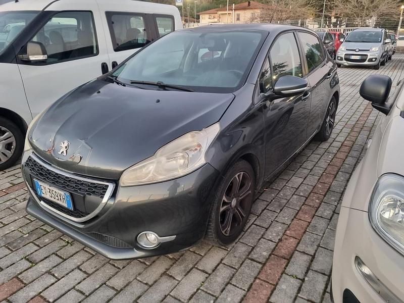 Grigio Usata 2015 Peugeot 208 Active Utilitaria | 5500 € (Super prezzo) - Immagine 1/4