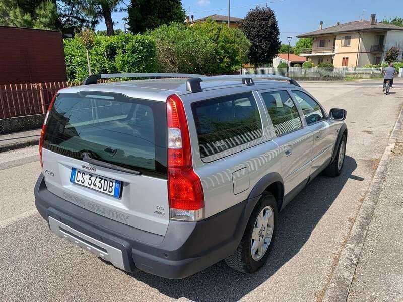 Argento Usata 2005 Volvo XC70 Momentum SUV | 4200 € (Buon prezzo) - Immagine 1/4