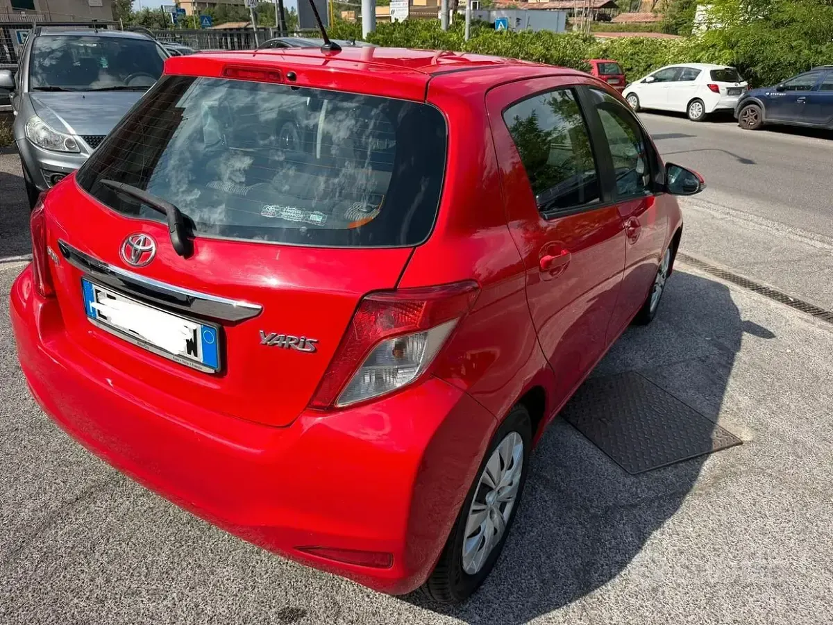 Usata Toyota Yaris Lounge 90 CV (66 kW) 2013 Rosso Utilitaria