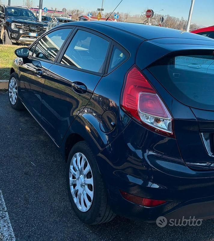Usata Ford Fiesta 92 CV (67 kW) 2015 Blu Berlina