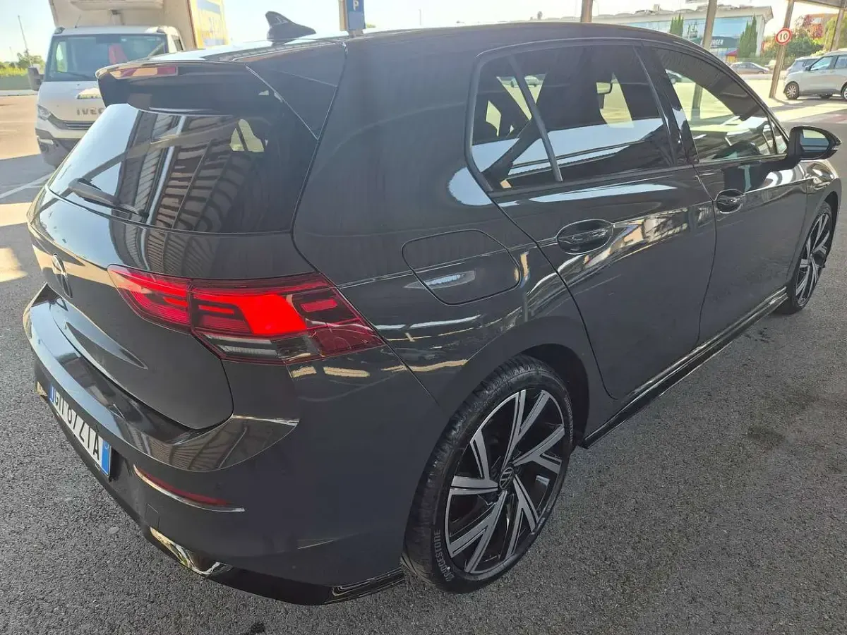 Usata VW Golf VIII R-line 150 CV (110 kW) 2023 Grigio Berlina