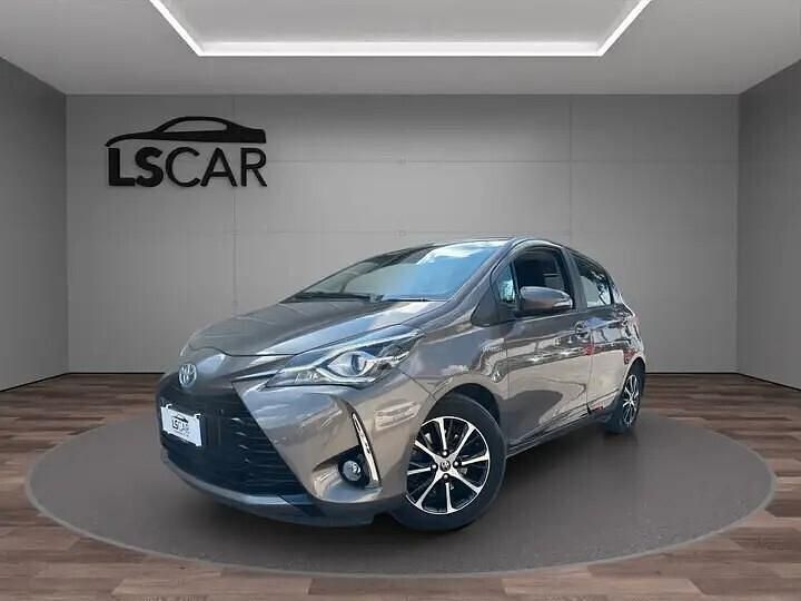 Usata Toyota Yaris Hybrid Lounge 73 CV (53 kW) 2018 Grigio Berlina