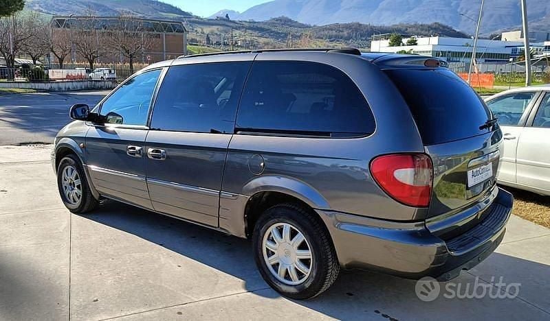 Usata Chrysler Grand Voyager Limited 150 CV (110 kW) 2005 Grigio Monovolume