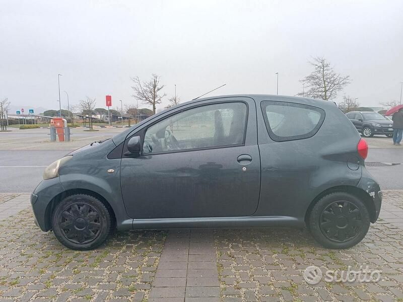 Grigio Usata 2005 Toyota Aygo Due volumi | 3200 € (Cara) - Immagine 1/4