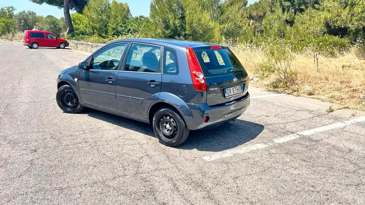 Usata Ford Fiesta Ghia 68 CV (50 kW) 2008 Grigio Utilitaria