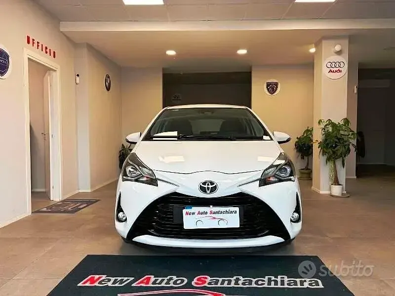 Usata Toyota Yaris Active 69 CV (50 kW) 2018 Bianco Berlina