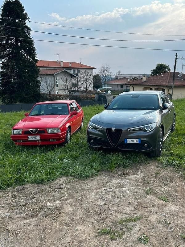 Usata Alfa Romeo 75 105 CV (77 kW) 1991 Rosso Berlina