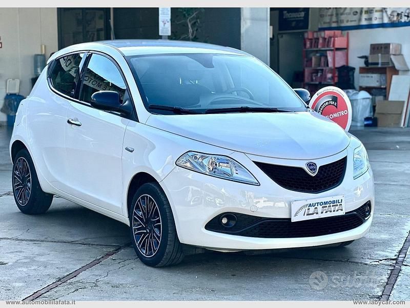 Usata Lancia Ypsilon Gold 69 CV (50 kW) 2021 Bianco Utilitaria