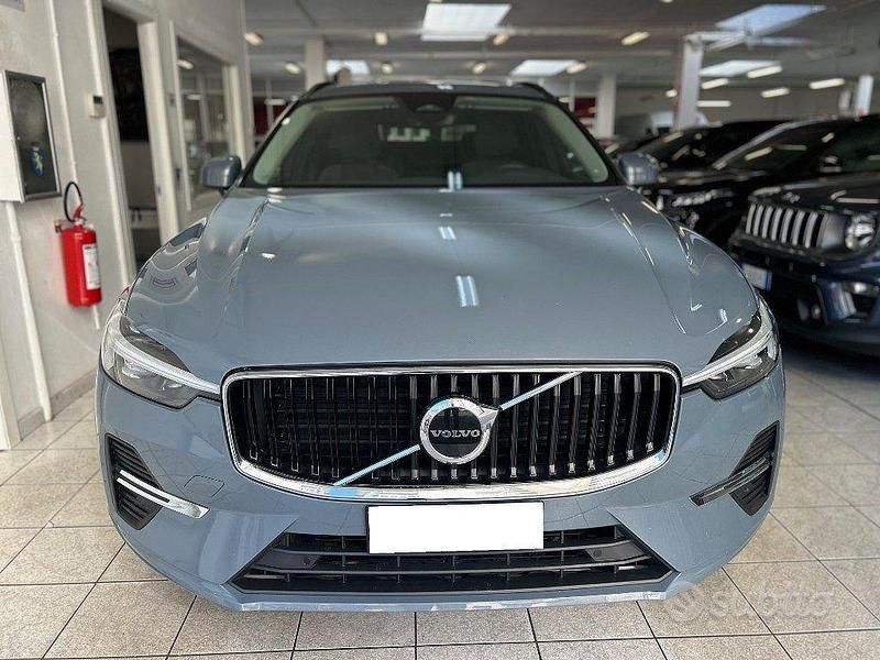 Usata Volvo XC60 Core 197 CV (144 kW) 2022 Grigio pastello SUV