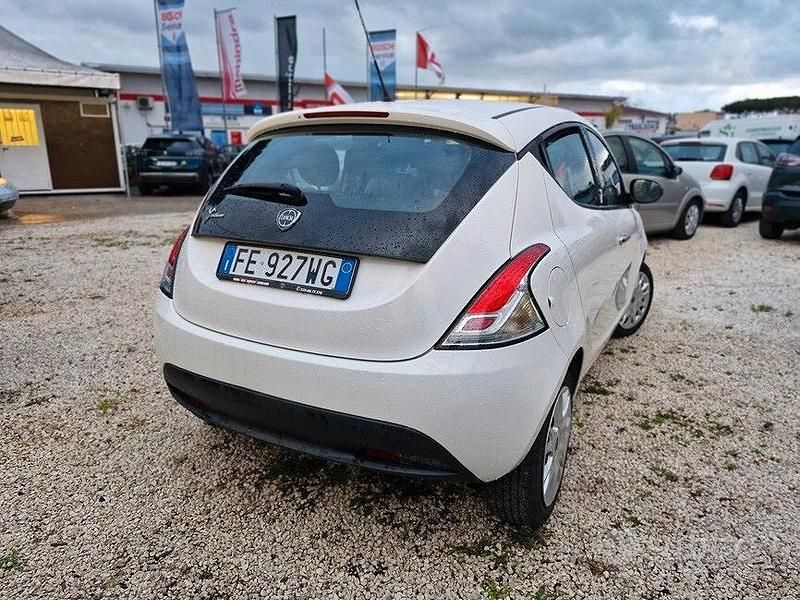 Usata Lancia Ypsilon Silver 69 CV (50 kW) 2016 Bianco Utilitaria