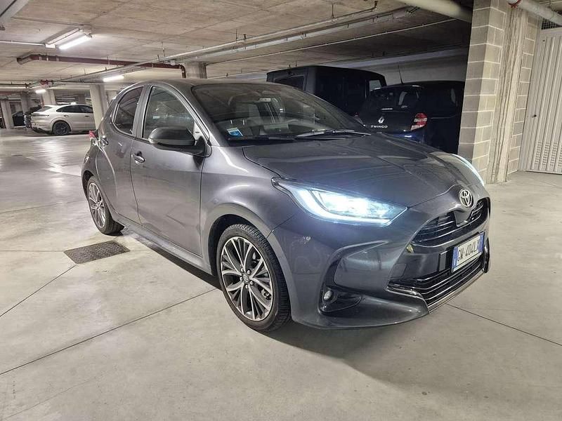 Usata Toyota Yaris Hybrid Lounge 131 CV (96 kW) 2024 Grigio Berlina