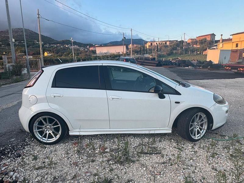 Usata 2014 Fiat Punto Sport Due volumi | 8000 € (Buon prezzo) - Immagine 1/4