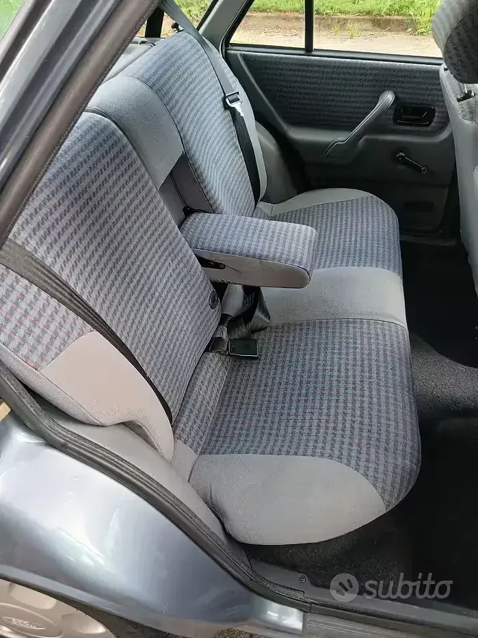 Usata Ford Escort 73 CV (53 kW) 1991 Grigio Berlina