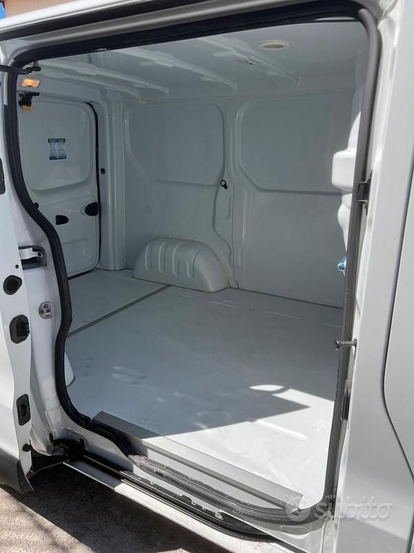 Begagnad Renault Trafic 58 HK (42 kW) 2023 Vit Minibuss