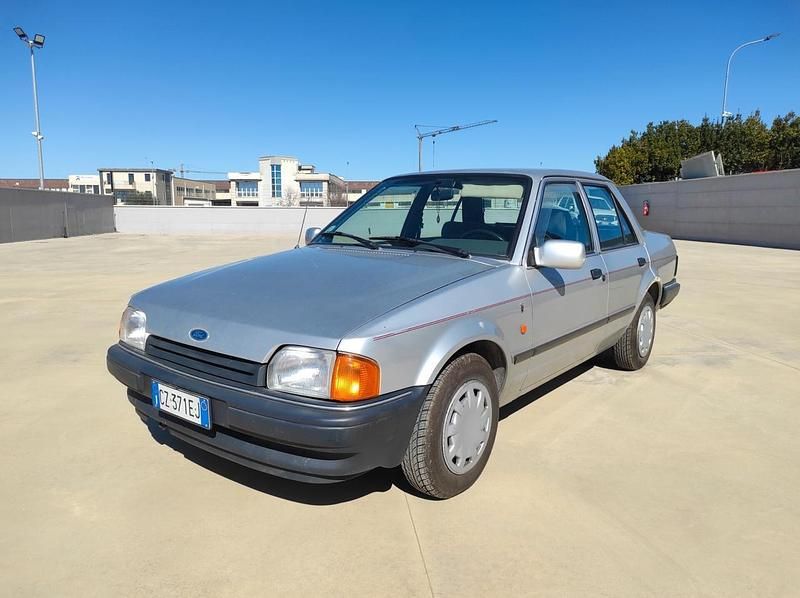 Usata Ford Orion 73 CV (53 kW) 1988 Argento Berlina