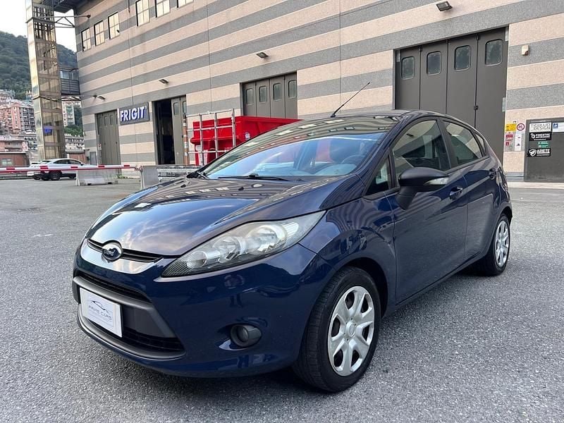 Blu Usata 2011 Ford Fiesta Tre volumi | 3000 € (Buon prezzo) - Immagine 1/4