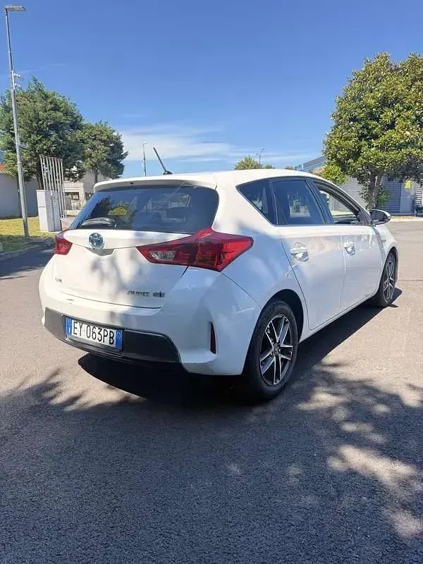 Usata Toyota Auris Hybrid Lounge 99 CV (72 kW) 2015 Berlina