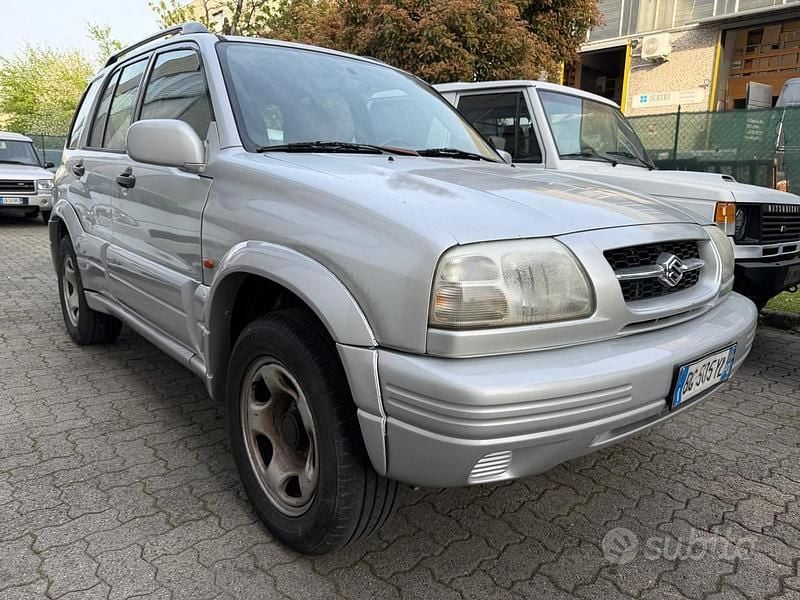 Usata Suzuki Grand Vitara 128 CV (94 kW) 2000 Grigio SUV