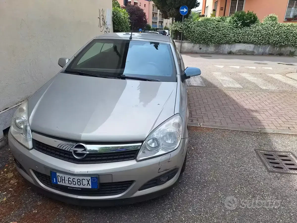 Usata Opel Astra Cabriolet 140 CV (102 kW) 2007 Grigio Cabrio