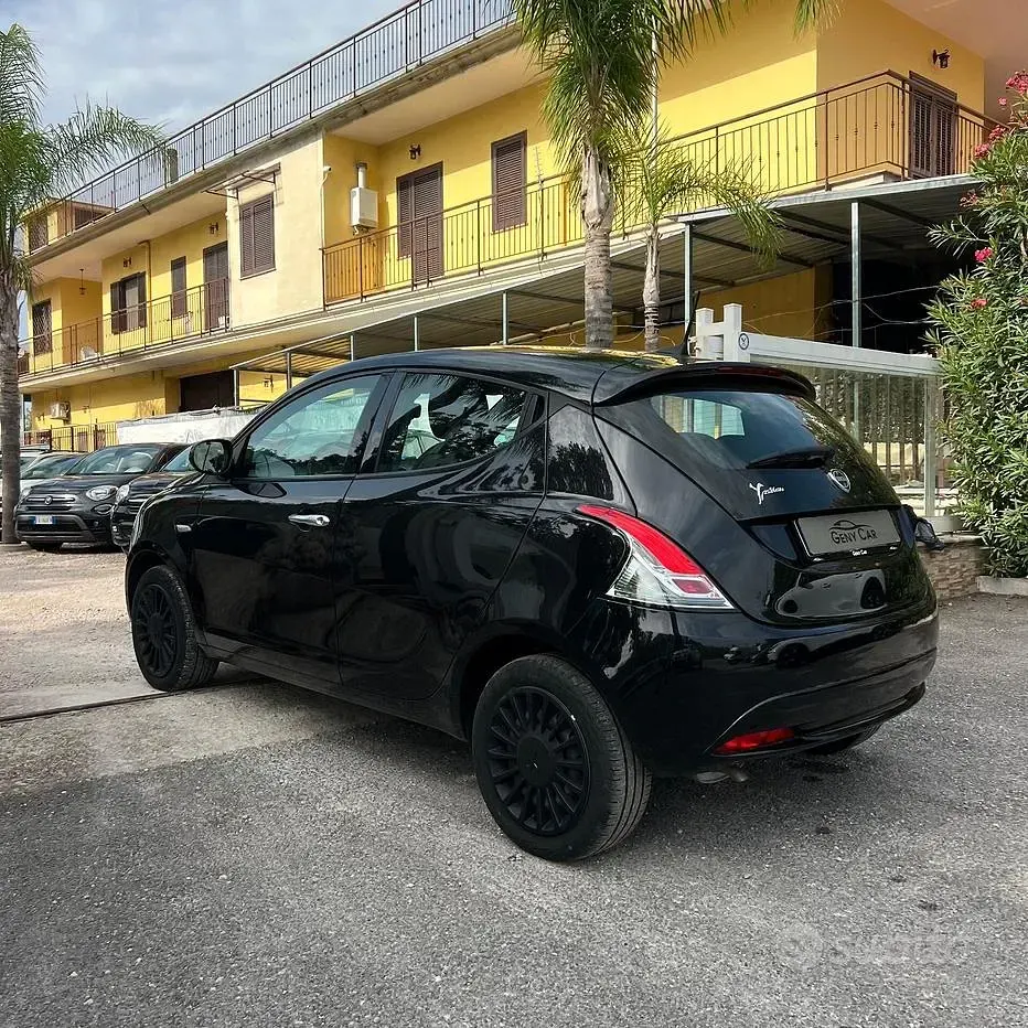 Usata Lancia Ypsilon Silver 69 CV (50 kW) 2022 Nero Utilitaria