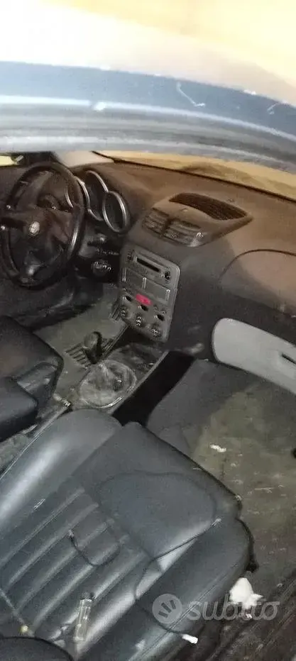 Usata Alfa Romeo 147 120 CV (88 kW) 2002 Grigio Utilitaria