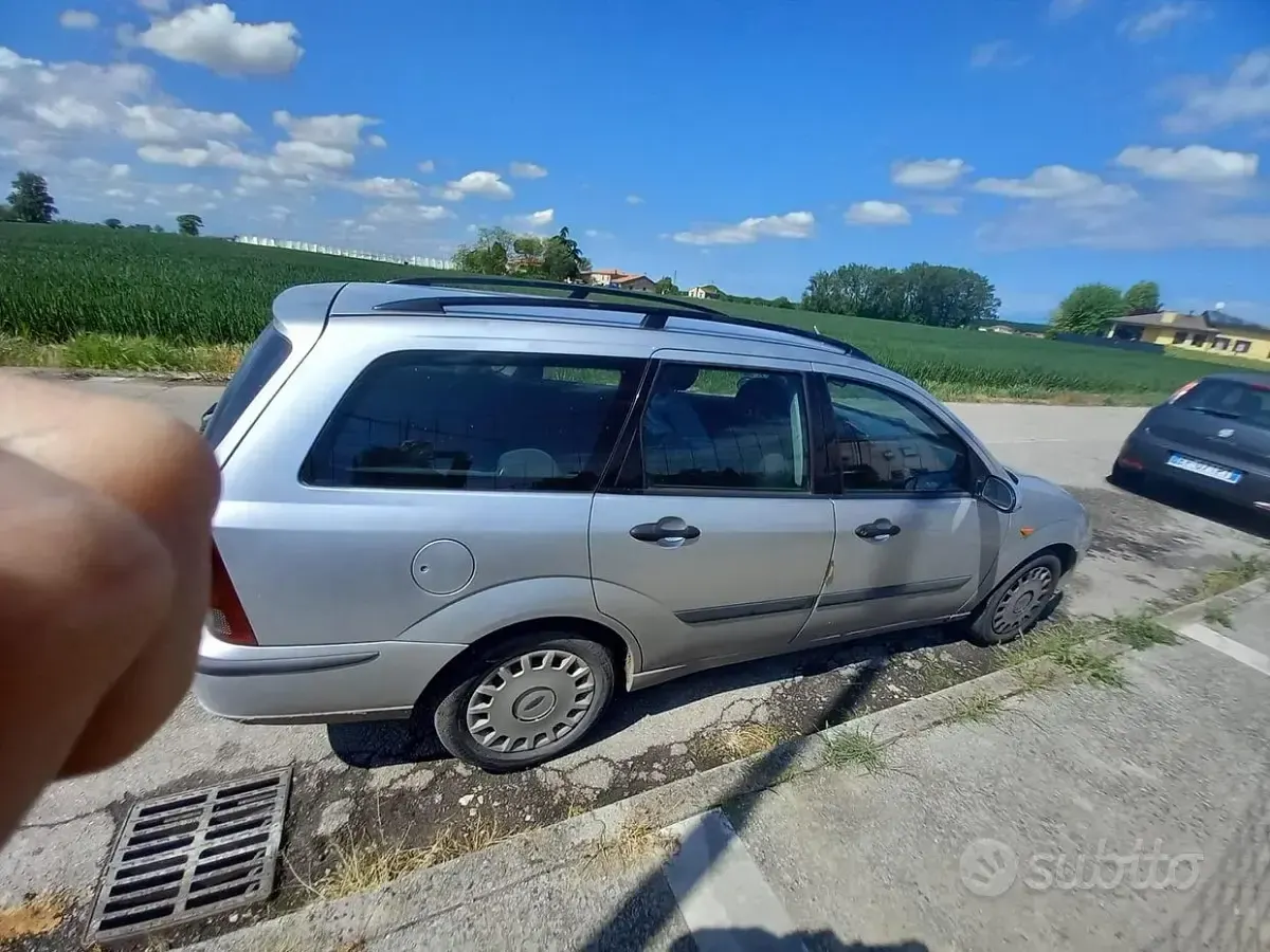 Begagnad Ford Focus 90 HK (66 kW) 2002 Grå Kombi