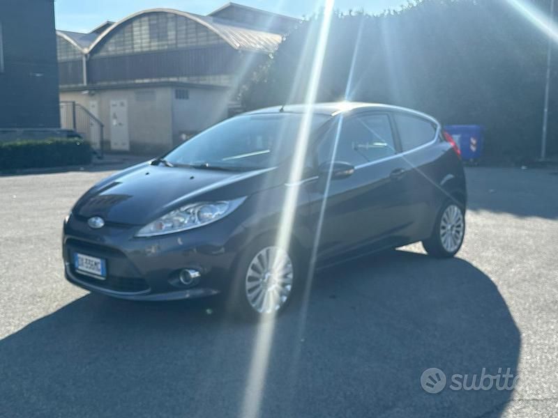 Usata Ford Fiesta 68 CV (50 kW) 2009 Grigio Berlina