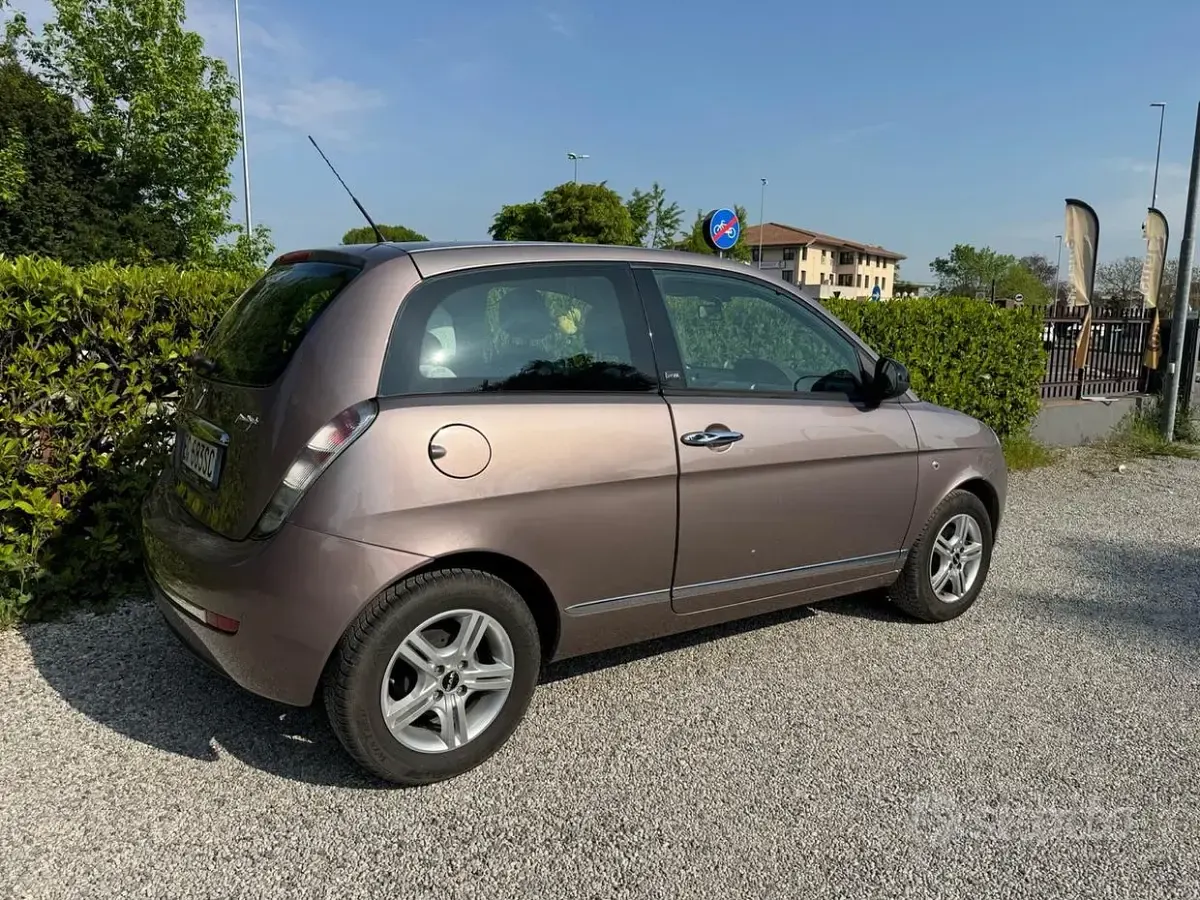 Usata Lancia Ypsilon 75 CV (55 kW) 2011 Viola Utilitaria